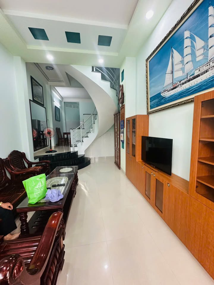 Nhà nguyên căn Dã Tượng Nha Trang 150m² giá 13 triệu - Gần biển thuận tiện!