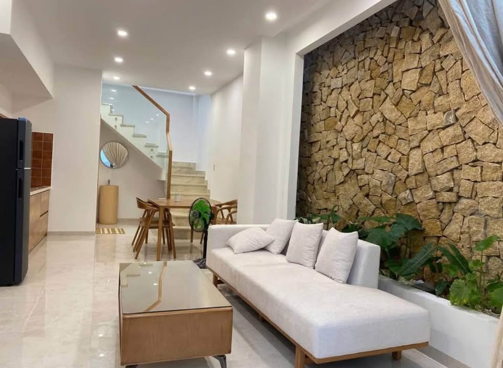 Nhà cho thuê mới đẹp đường Bạch Đằng, Nha Trang 2PN - Nội thất đầy đủ, không gian yên tĩnh!