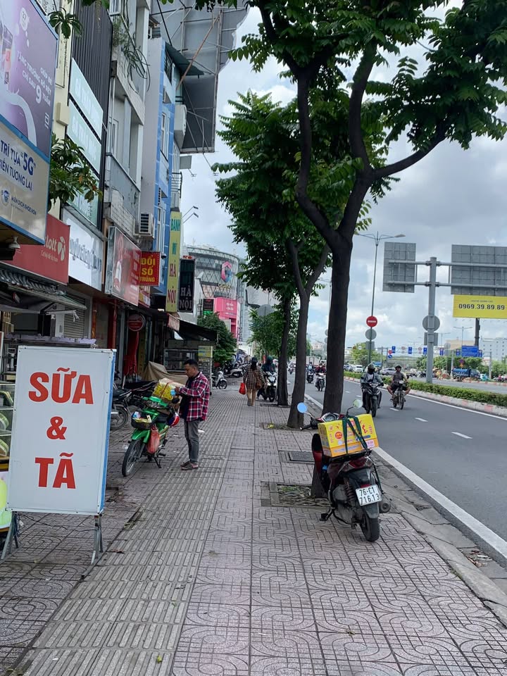 Bán nhà mặt tiền Phạm Văn Đồng, Thủ Đức 145m² giá 26.2 tỷ - Đầu tư sinh lời ngay!