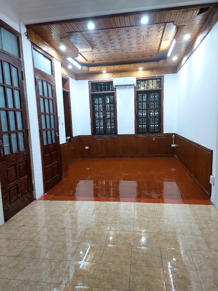 Văn phòng cho thuê Cầu Giấy 40m² giá 4.9 triệu - Ngõ ô tô đỗ cửa, tiện nghi đầy đủ!