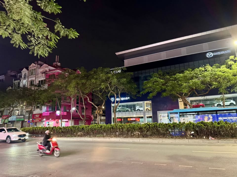 Nhà cho thuê mặt phố Nguyễn Sơn, Long Biên - Diện tích rộng, vị trí đắc địa!