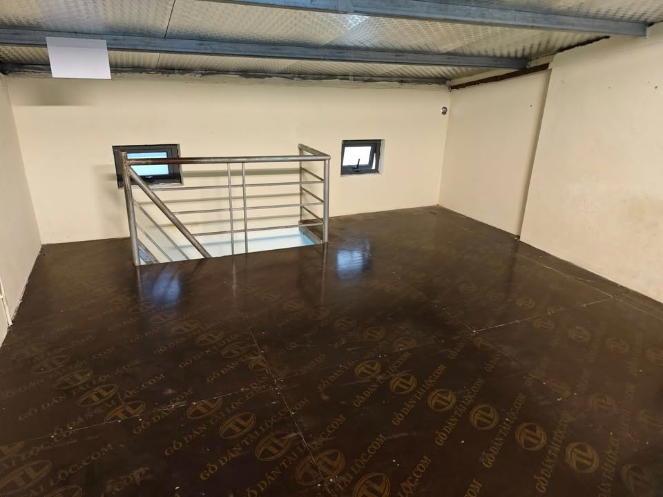 Nhà cho thuê tại Thạch Bàn, 60m² - Mặt đường, vệ sinh khép kín