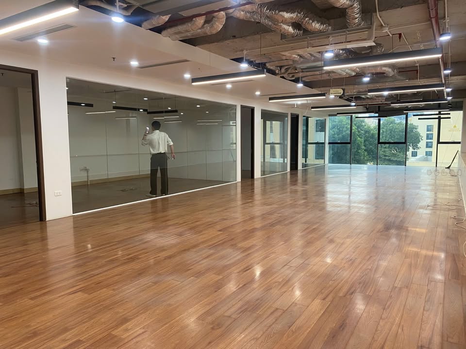 Văn phòng cho thuê 250m² tại Hoàng Quốc Việt, Cầu Giấy chỉ 45 triệu - Không gian làm việc chuyên nghiệp!