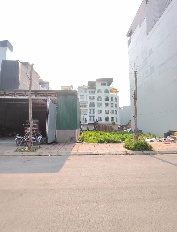 Cho thuê đất kho xưởng 180m² tại Ngọc Thụy - Giá 20 triệu/tháng, vị trí đắc địa!