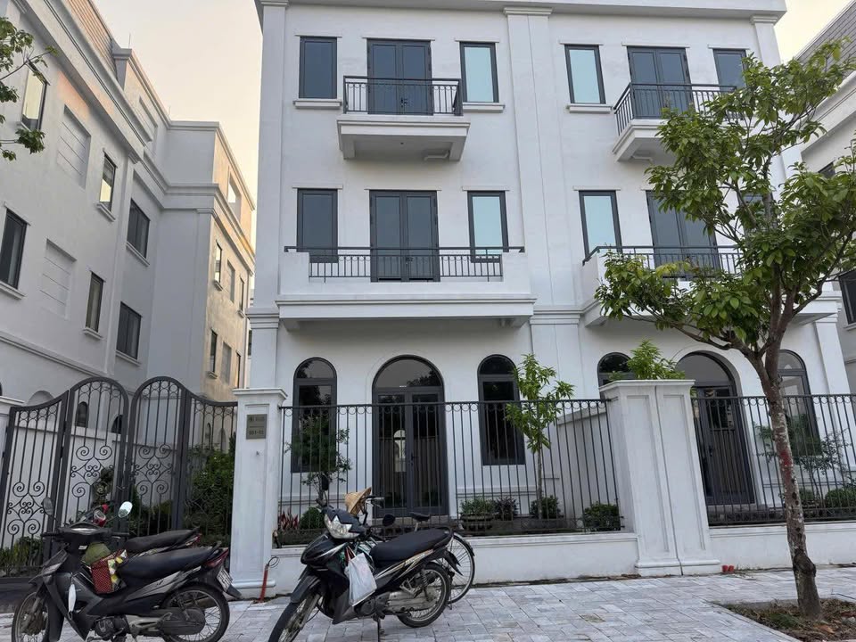 Cho thuê biệt thự Solasta Mansion Hà Đông 215m² giá 18 triệu - Thiết kế hiện đại, tiện ích đầy đủ!
