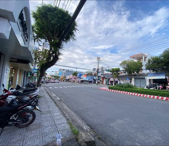 Nhà mặt tiền đường Nguyễn Trung Trực, Rạch Giá 140m² giá 25 triệu - Thích hợp làm kinh doanh!