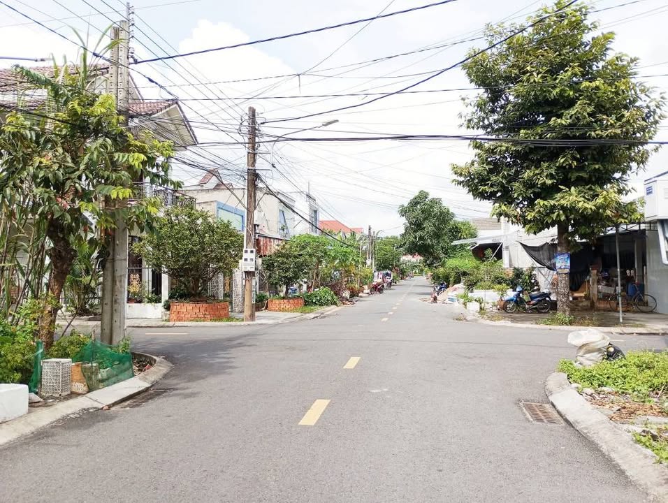 Nhà phố Hòa Long 100m² giá 1.1 tỷ - Vị trí an ninh, gần trường học!