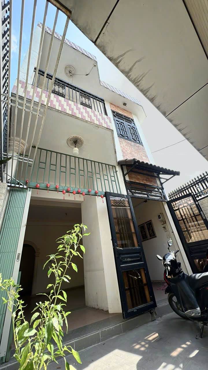 Nhà phố 1 lầu 1 trệt gần chợ Thánh Tâm - Giá 3 tỷ, chính chủ!