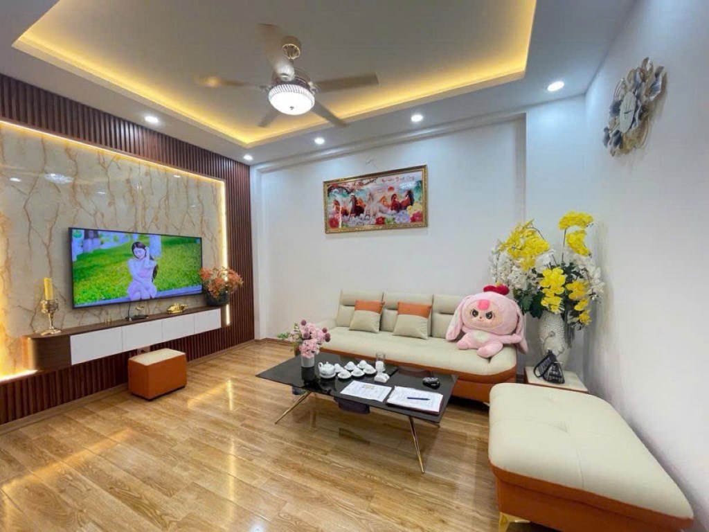 Nhà mặt phố Trần Quốc Hoàn, Cầu Giấy 43m² giá 37 tỷ - Kinh doanh sầm uất!