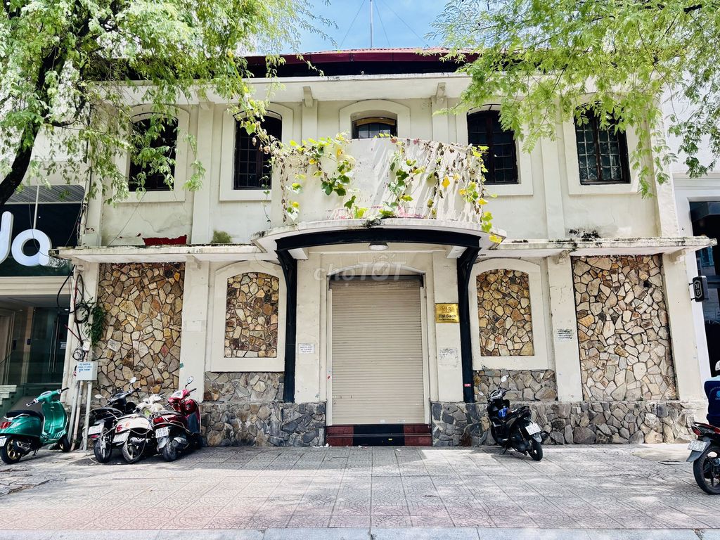Nguyên căn đường Thi Sách quận 1 240m² giá 200 triệu - Mặt tiền đắc địa!