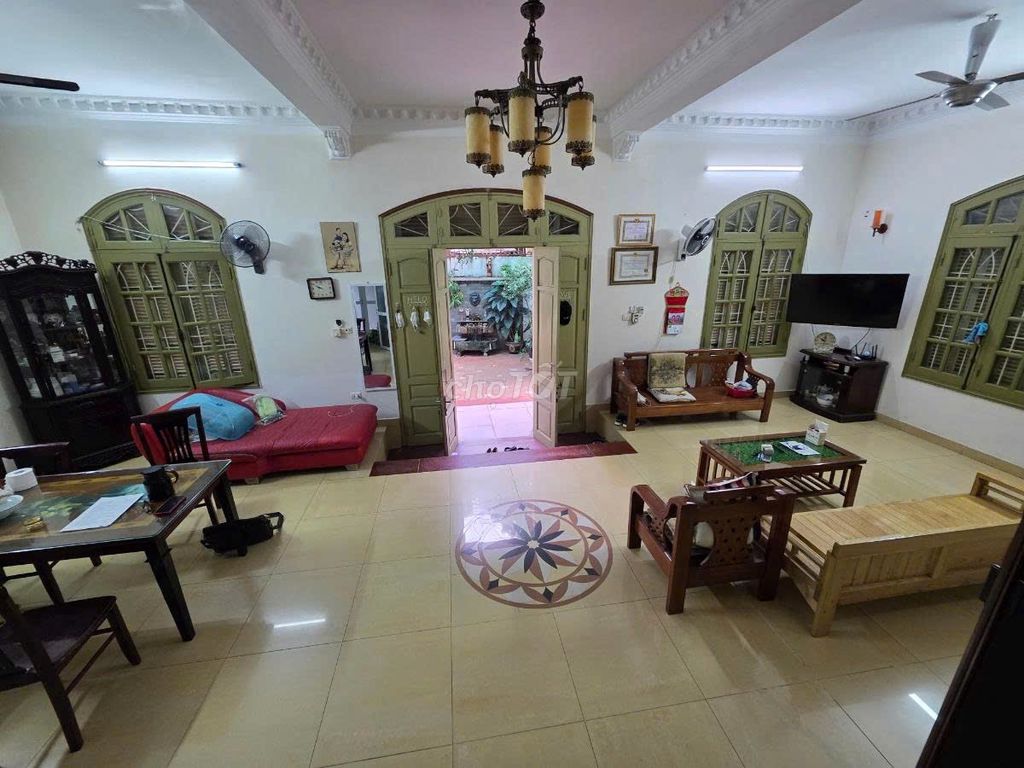 Biệt thự Cầu Giấy 222m² giá 38.5 tỷ - Đầu tư sinh lời nhanh chóng!