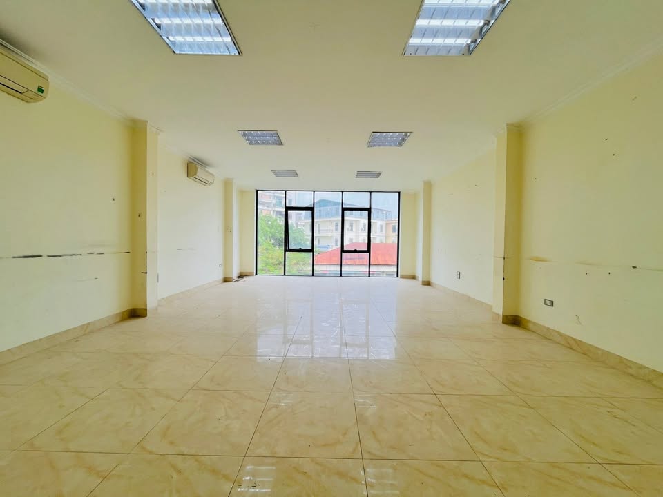 Nhà mặt đường Cốm Vòng, Cầu Giấy 120m² giá 10 triệu - Ô tô đỗ cửa, an ninh đảm bảo!