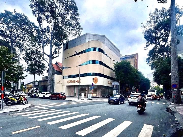 Front House cho thuê quận 1, diện tích 420m² - Vị trí đắc địa, hỗ trợ kinh doanh!