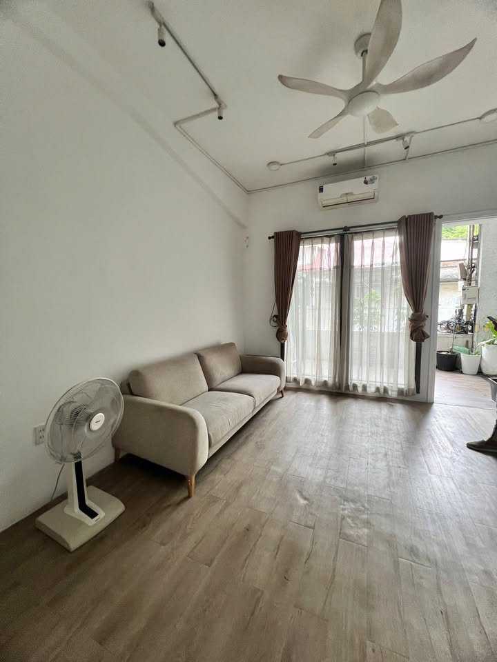 Nhà nguyên căn Lầu 1 đường Pasteur, Quận 1 - Kinh doanh sầm uất, giá chỉ 10 triệu!