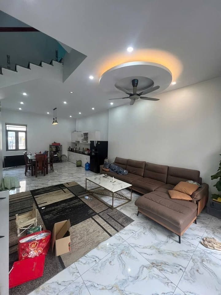 Nhà đẹp ngõ 550 Cẩm Thủy, Cẩm Phả 63m² giá 2.6 tỷ - Ô tô đỗ cửa, tiện nghi đầy đủ!