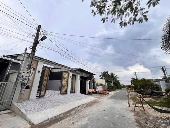 Nhà mái thái mới hoàn thiện Hòa Thành 196m² giá 2.15 tỷ - Thiết kế hiện đại, không gian rộng rãi!