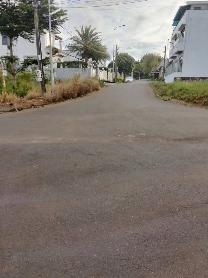 Đất nền 2 mặt tiền cổng trường Đại học Tôn Đức Thắng, Bảo Lộc 240m² - Cần bán gấp 2.75 tỷ!