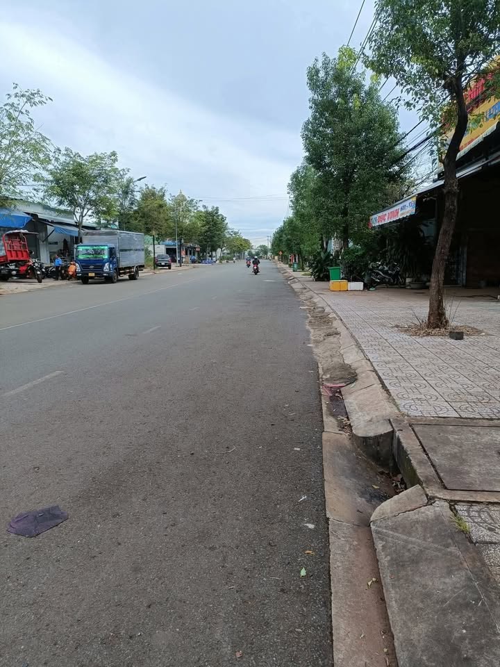 Nhà phố Dĩ An 280m² giá 4.3 tỷ - Khu buôn bán sầm uất!