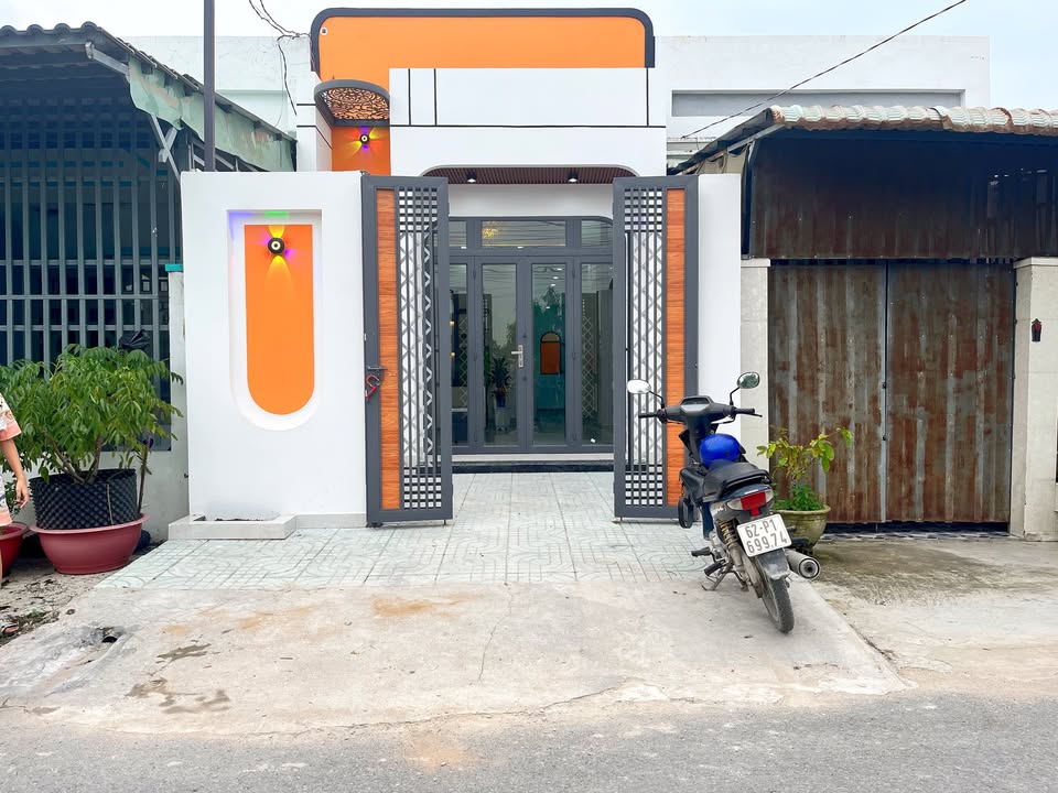 Nhà mặt tiền đường Hoa Vàng, Đức Hòa, Long An 80m² giá 2.05 tỷ - Sổ hồng chính chủ, thương lượng trực tiếp!