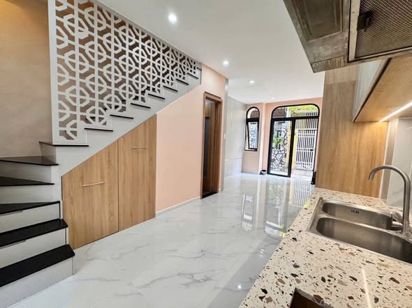Nhà 2 tầng hẻm Quốc Tuấn, Nha Trang 33m² giá 2.7 tỷ - Gần biển chỉ 5 phút!