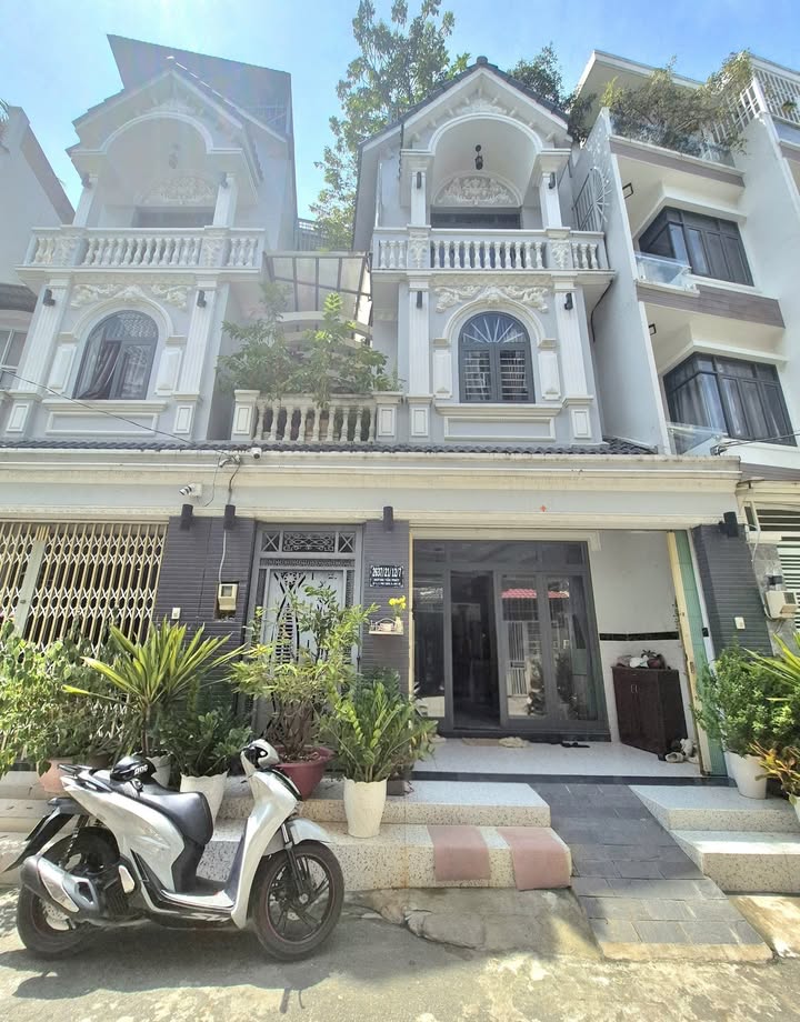 Townhouse KDC Cao Cấp Petechim, Nhà Bè 83.7m² giá 7.39 tỷ - Sổ hồng chính chủ, thương lượng!