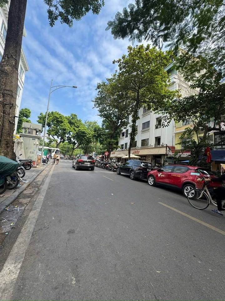 Mặt phố Hàng Cót - Phùng Hưng 141m² giá thỏa thuận - Khu vực kinh doanh sầm uất!