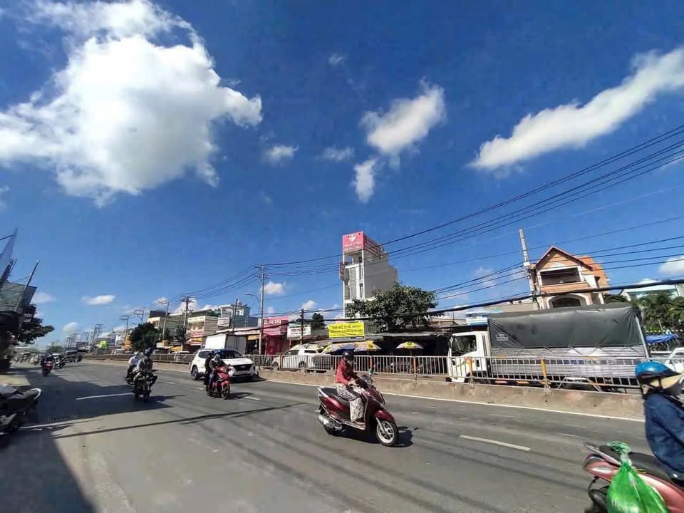 Nhà mặt tiền Quốc Lộ 13 Thủ Đức 319m² giá 39 tỷ - Đang cho thuê 30 triệu/tháng!