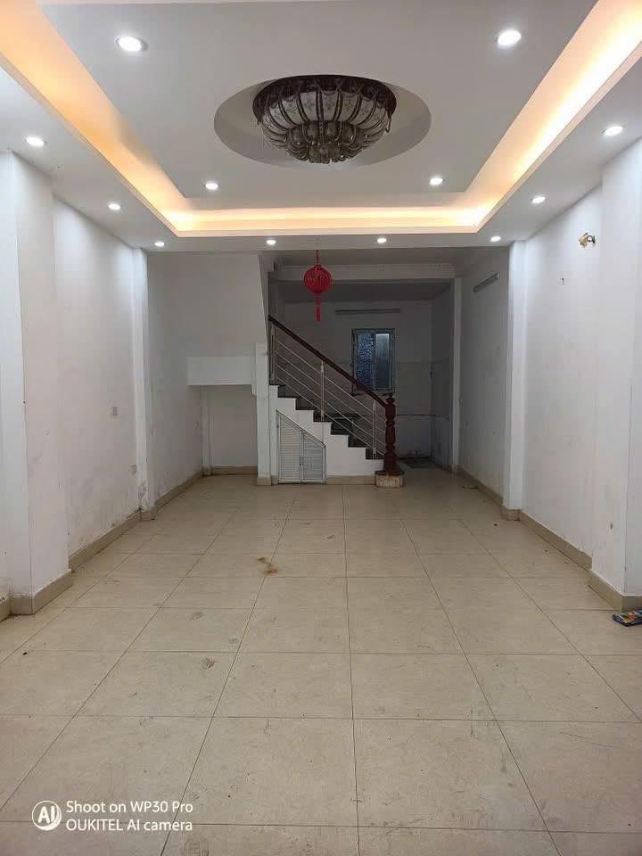 Nhà nguyên căn Hoàng Mai 100m² giá 16 triệu - Không gian rộng rãi, tiện nghi đầy đủ!