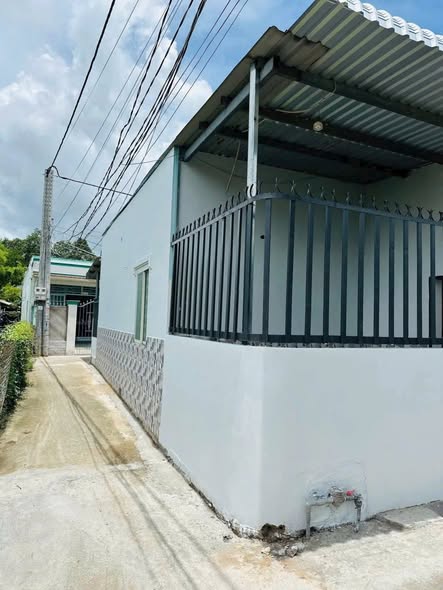 Nhà cấp 4 Cần Giuộc 104m² giá 1.75 tỷ - Sổ hồng riêng, nhà đẹp 2 mặt tiền!