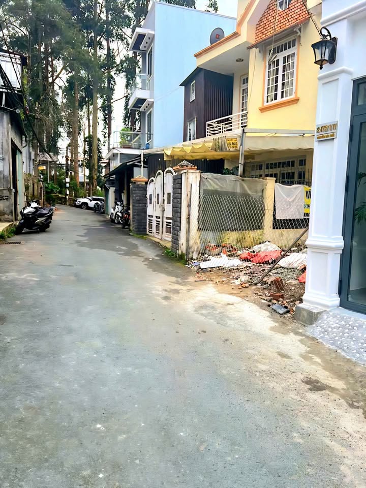 Đất nền Đà Lạt 91.93m² giá 7.9 tỷ - Sổ đỏ chính chủ, đường nhựa bằng phẳng!