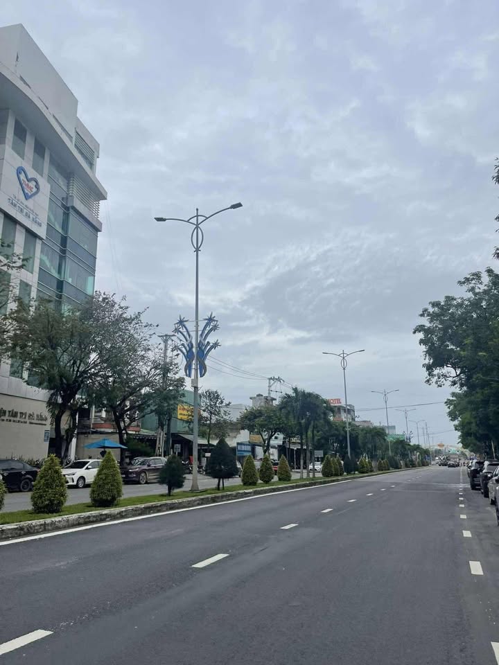 Nhà mặt tiền Cách Mạng Tháng Tám, Khuê Trung, Đà Nẵng 160m² giá 15.8 tỷ - Đầu tư sinh lời ngay!