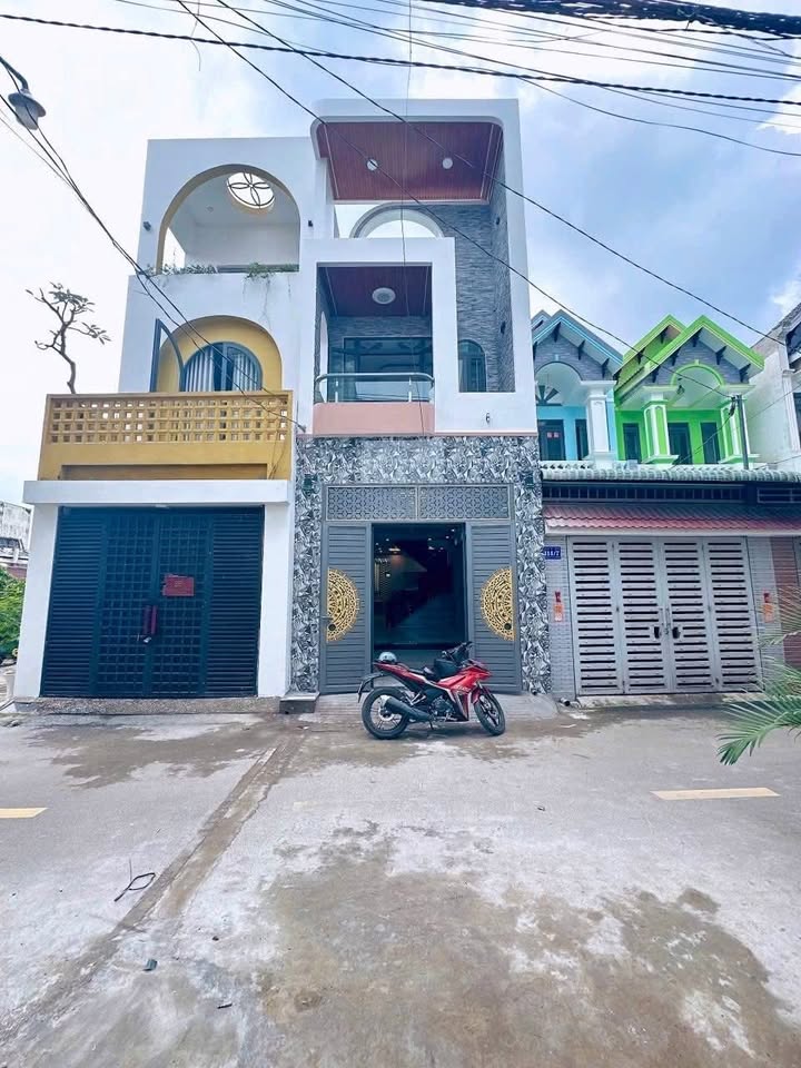 Nhà phố Tân Hạnh Dĩ An 80m² giá 3.85 tỷ - Sổ hồng chính chủ, thiết kế hiện đại!