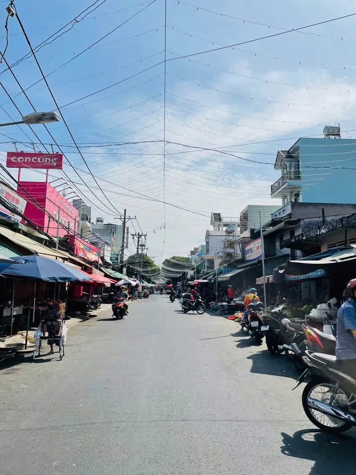 Nhà mặt tiền chợ Quận 9, 56m² giá chỉ 5.5 tỷ - Kinh doanh sầm uất!