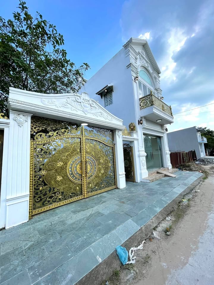 Biệt thự sân vườn quận Ninh Kiều 270m² giá 6 tỷ - Sân rộng ô tô vào thoải mái!