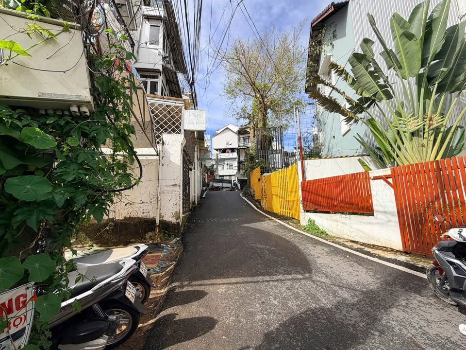 Nhà đẹp Đà Lạt 105.6m² giá 9 tỷ - Hai mặt tiền ô tô, sổ hồng riêng!