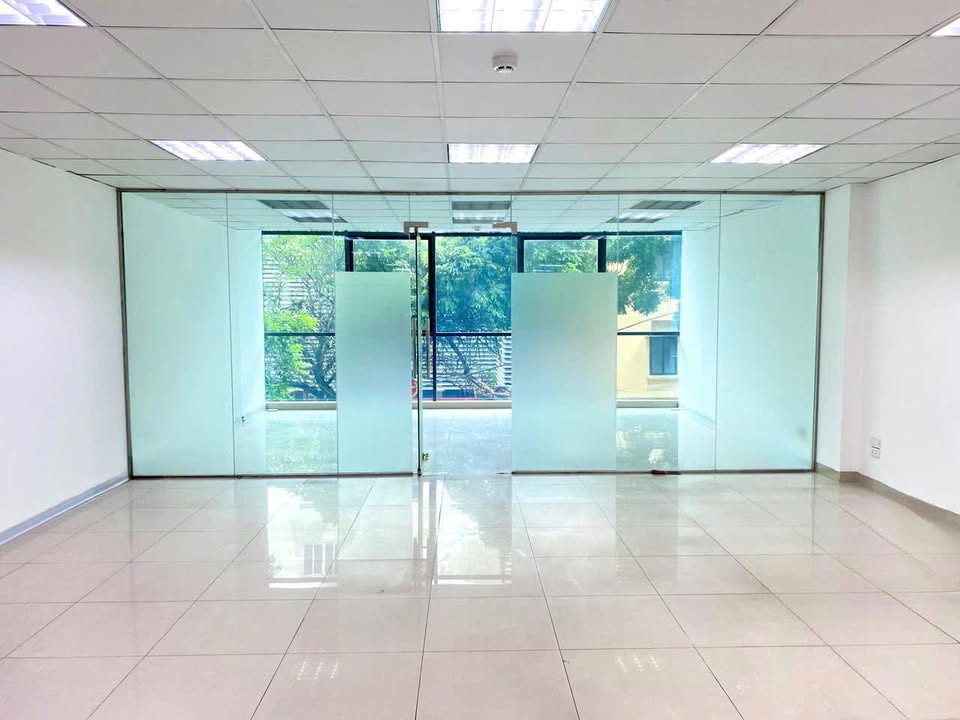 Mặt bằng kinh doanh cho thuê Lý Nam Đế Hoàn Kiếm 80m² giá 23 triệu - Thiết kế hiện đại, trung tâm!