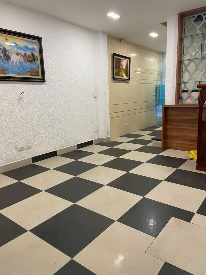 Nhà nguyên căn 70m² tại Cầu Giấy giá 50 triệu - Thang máy tiện nghi