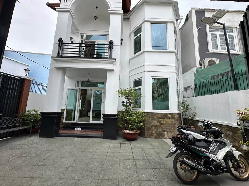 Biệt thự phố sân vườn 2 tầng lô góc 154m² giá 18 tỷ - Nhà đẹp mới ở ngay!