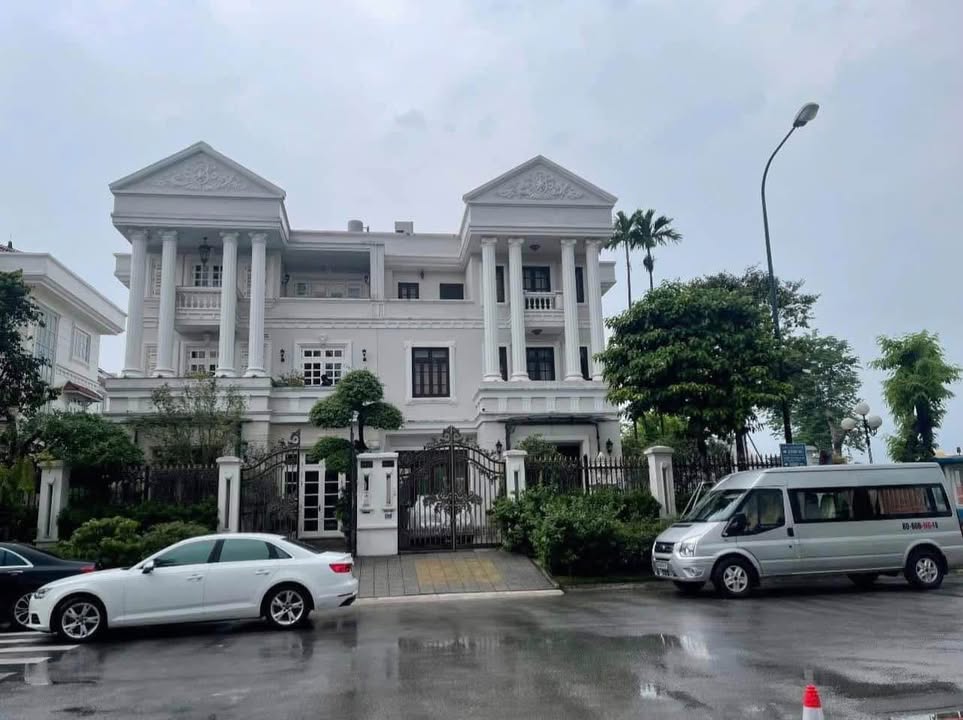 Biệt thự sân vườn khu đô thị Dịch Vọng 310m² giá 110 tỷ - Đẳng cấp giữa lòng Hà Nội!