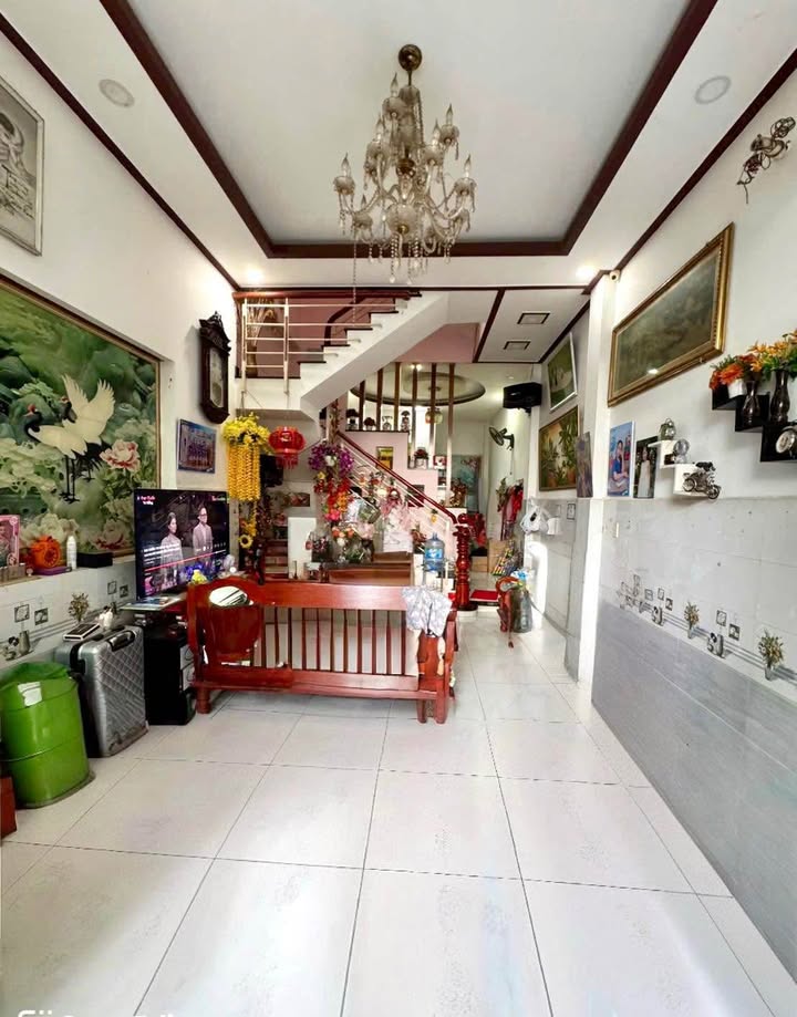 Nhà 3 tầng Lê Văn Việt, Q9 140m² giá 6.8 tỷ - Gần trung tâm, tiện ích đầy đủ!