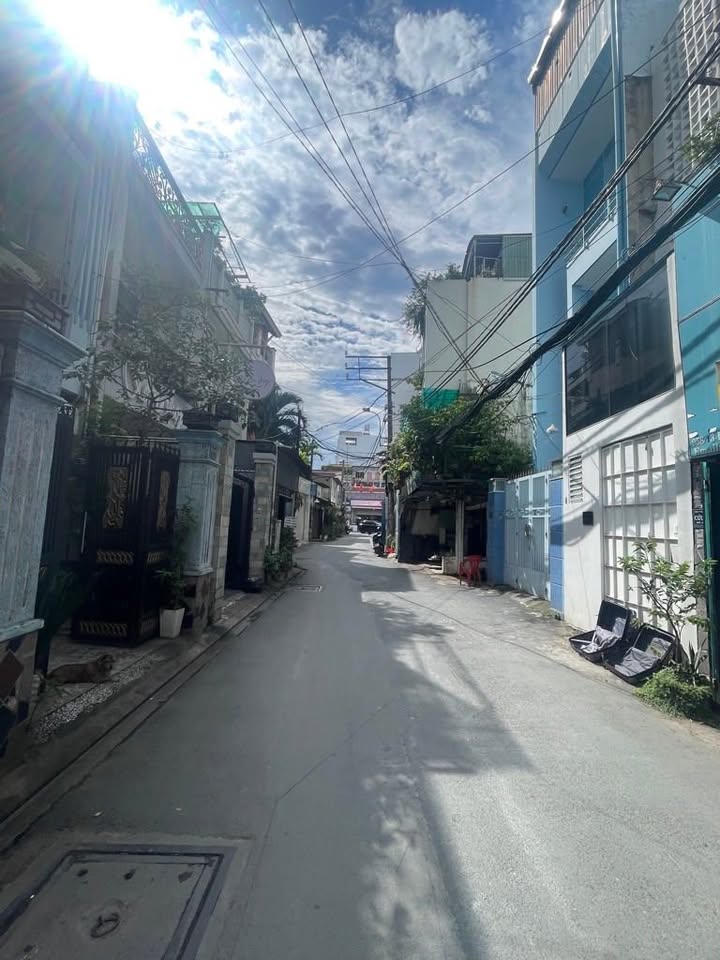 Nhà phố Lạc Long Quân 108m² giá 15 tỷ - Vị trí kinh doanh lô góc tuyệt đẹp!