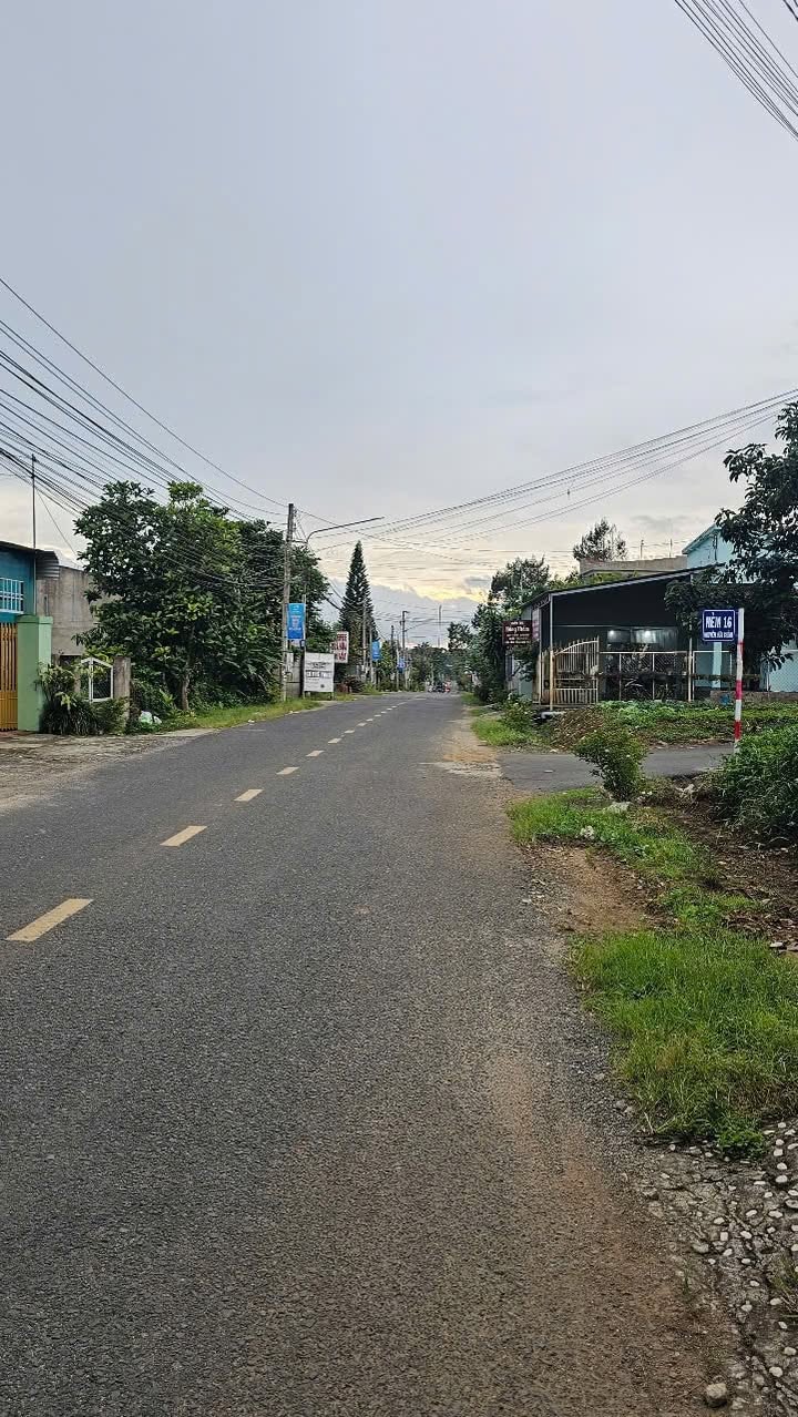 Nhà cấp bốn mặt tiền đường Nguyễn Hữu Chỉnh, Bảo Lộc 360m² giá 5.5 tỷ - Cơ hội đầu tư tuyệt vời!