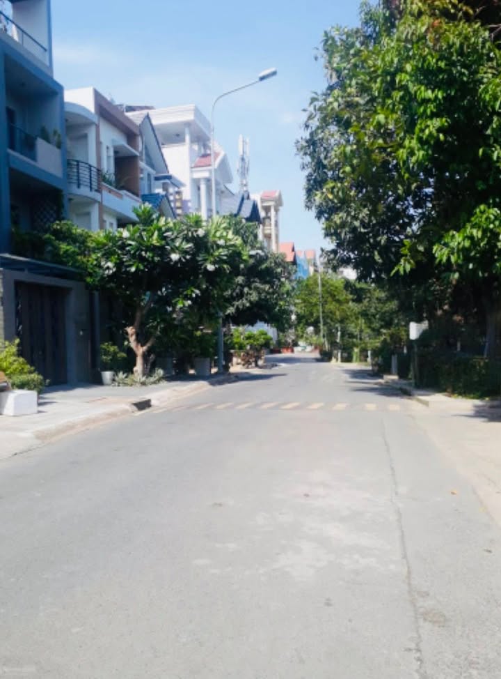 Căn góc mặt tiền đường Đặng Văn Bi, Thủ Đức 220m² giá 15 tỷ - Sổ hồng riêng, khu sầm uất!