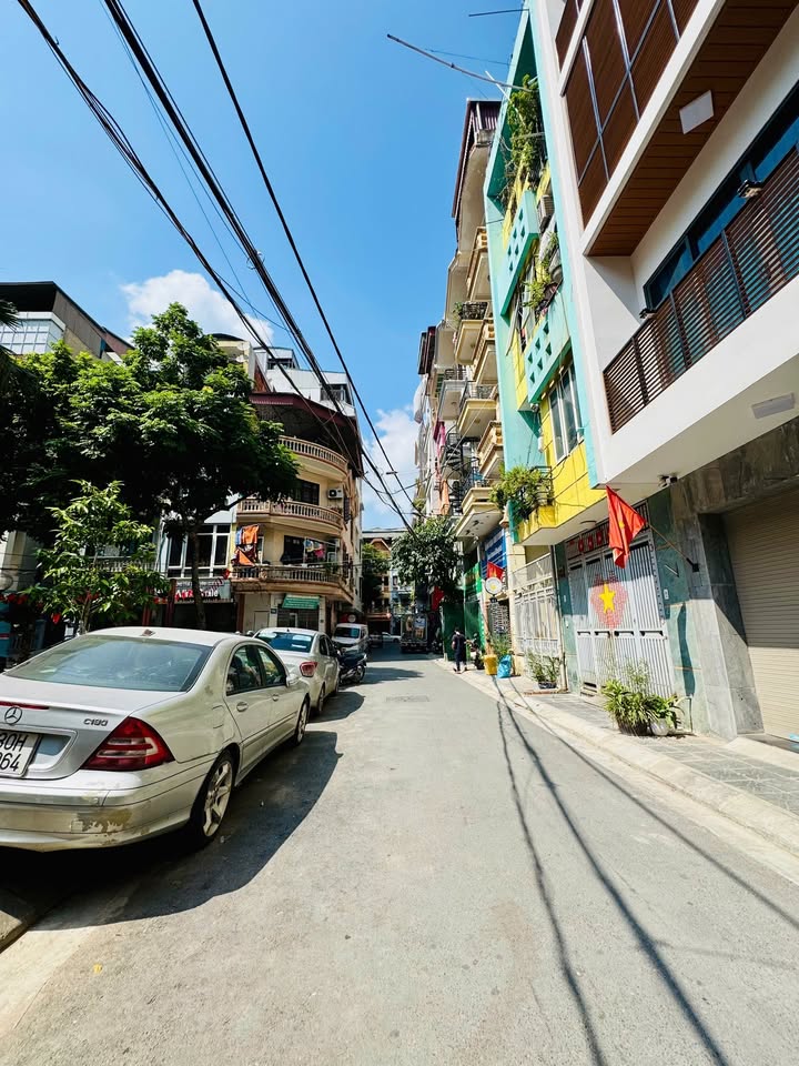 Nhà phố Hoàng Ngân, Yên Hòa, Cầu Giấy 66m² giá 41.58 tỷ - Căn hiếm đối diện vườn hoa!
