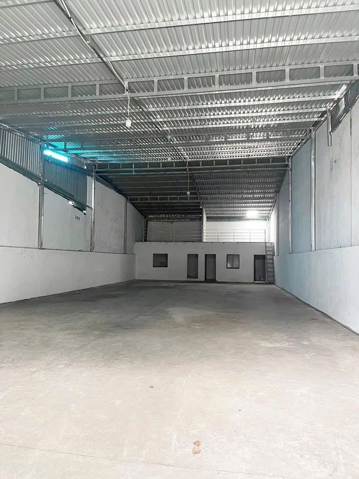 Cho thuê kho Phú Tân Tân Uyên 300m² giá 17 triệu - Đường xe container rộng rãi