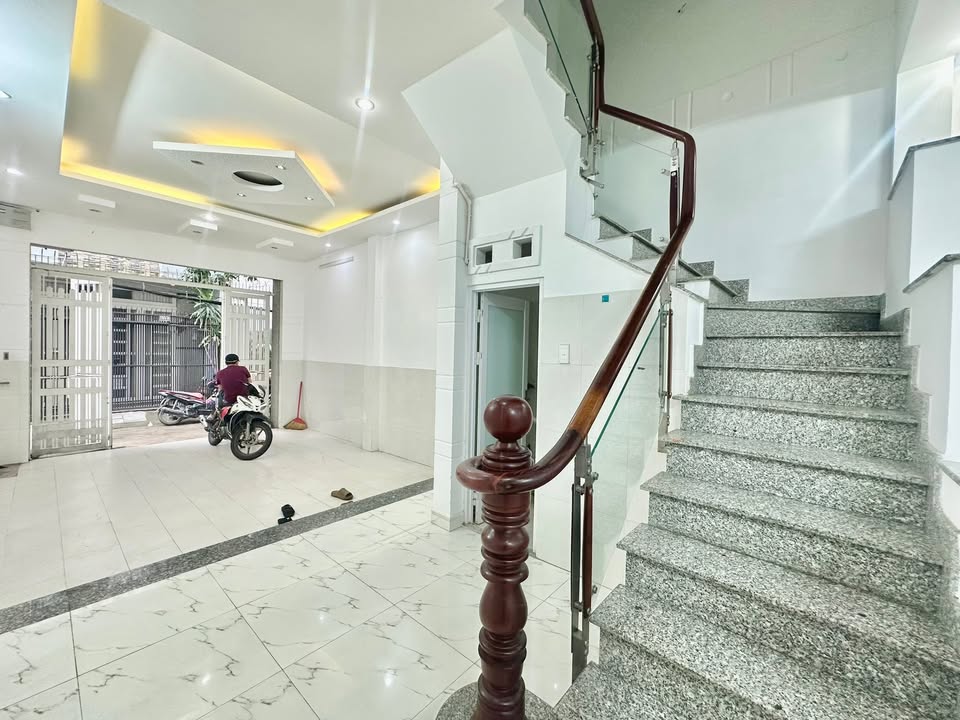 Nhà riêng cho thuê tại Phố Nguyễn Xí, Bình Thạnh 180m² - Nội thất đầy đủ, giá thỏa thuận!