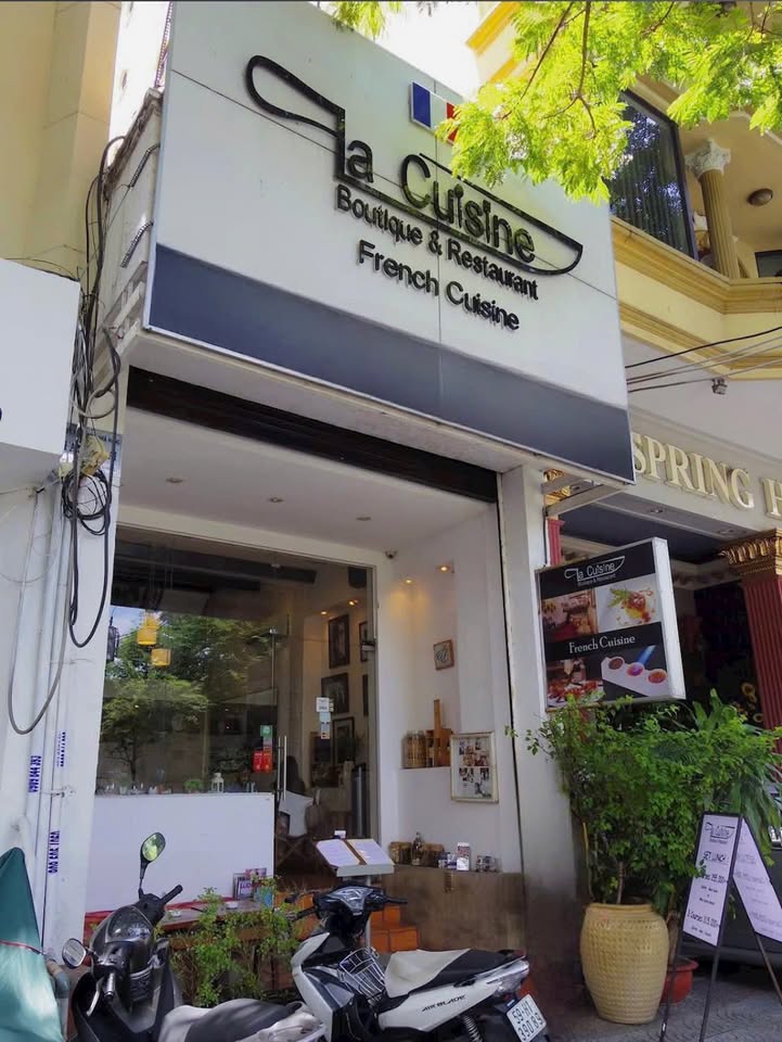 Cho thuê FrontHouse đường Lê Thánh Tôn, quận 1 - Diện tích 72m², không gian sáng tạo lý tưởng!