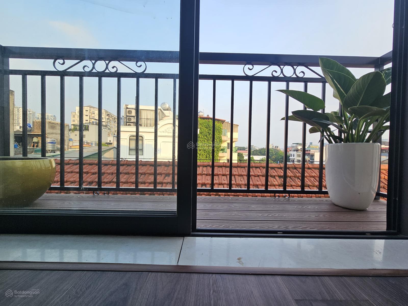 Căn hộ chung cư Văn Cao 100m² giá 20 triệu - Nội thất mới, gần Hồ Tây!