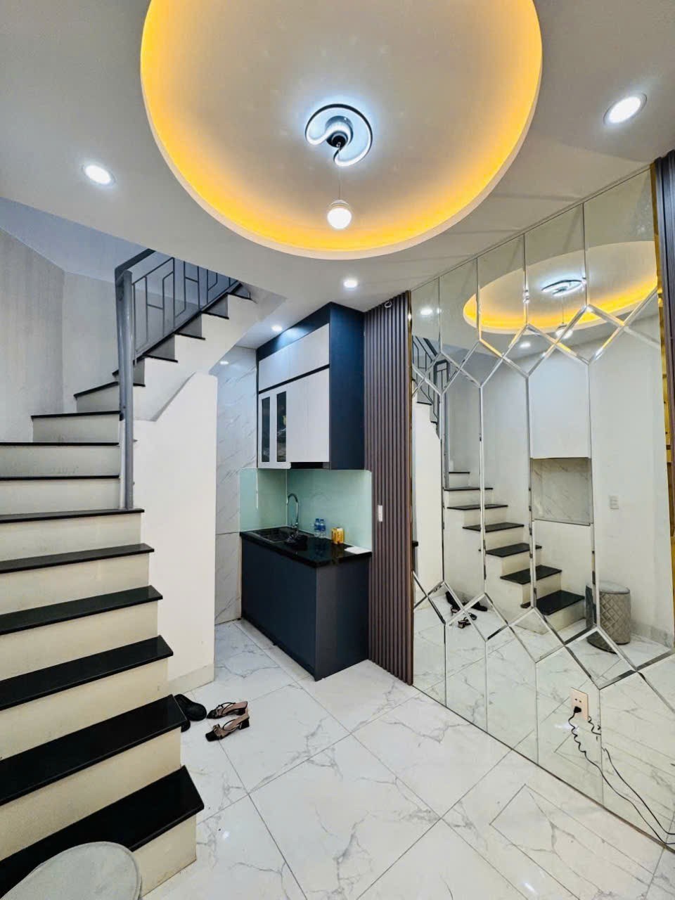 Nhà 4 tầng Đê La Thành, Đống Đa 15m² giá chỉ 2.96 tỷ - Sẵn sàng ở ngay!