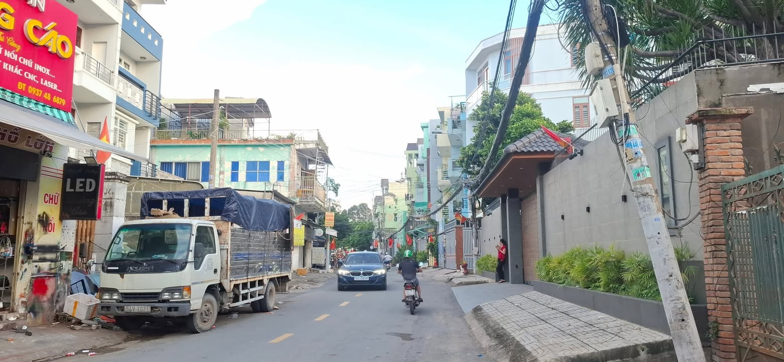 Nhà phố mặt tiền kinh doanh Long Trường 5.42m² giá 11.9 tỷ - Thiết kế sang trọng như khách sạn 5 sao!